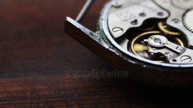Eski kronometre mekanizma şık ahşap arka plan üzerinde