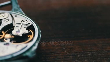 Şık ahşap arka plan üzerinde saat vites mekanizması