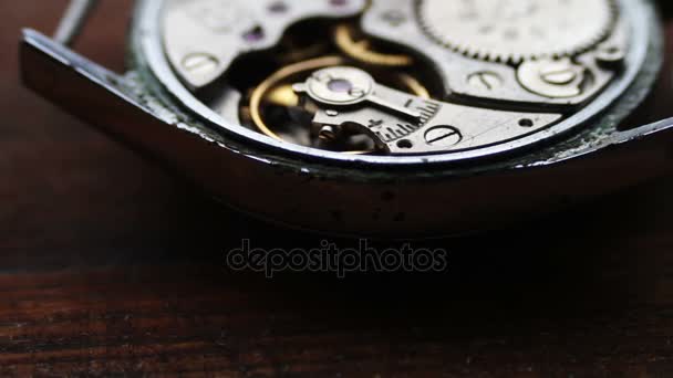 .Binnenkant van horloge mechanisme op een stijlvolle houten achtergrond — Stockvideo