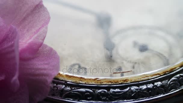 Antiguo reloj de bolsillo de plata con la segunda mano en movimiento — Vídeos de Stock