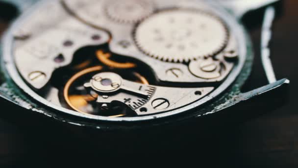 Meccanismo di ingranaggi dell'orologio, Su uno sfondo di legno elegante — Video Stock