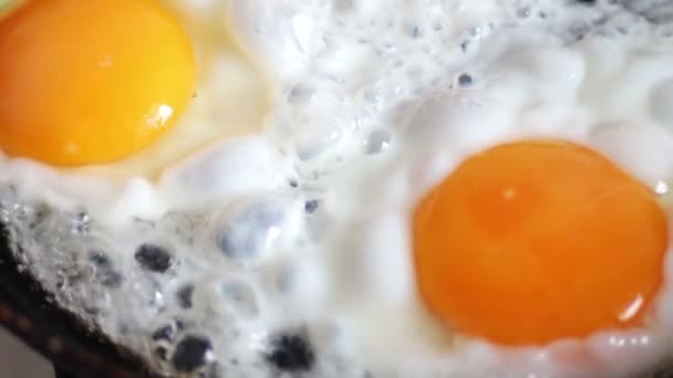 Preparación de huevos revueltos en sartén caliente — Vídeo de stock
