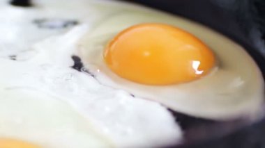 Sahanda yumurta sıcak tava üzerinde hazırlanıyor