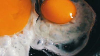 Lezzetli taze yumurta tavada kızartma