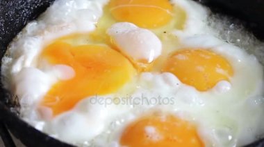 Sıcak tava üzerinde hazırlanması çırpılmış yumurta yakın çekim