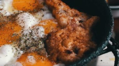 Bir tavada kızarmış yumurta kadar yakın ve kızarmış tavuk nuggets baharatlar ile