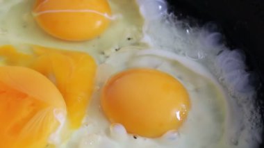 Sıcak tava üzerinde hazırlanması çırpılmış yumurta yakın çekim