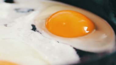 Lezzetli taze yumurta tavada kızartma