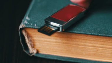 USB stick ve eski vintage kitap sayfaları makro