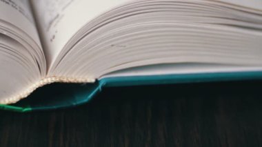 Yeni kitap dönüm, leafing ve kitap sayfaları