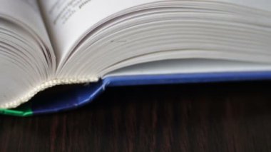 Yeni kitap dönüm, leafing ve kitap sayfaları