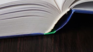Yeni kitap dönüm, leafing ve kitap sayfaları