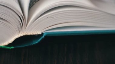 Yeni kitap dönüm, leafing ve kitap sayfaları