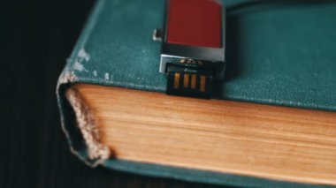 USB stick ve eski vintage kitap sayfaları makro