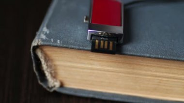 USB stick ve eski vintage kitap sayfaları makro