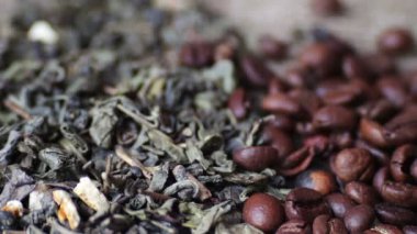 Yeşil çay yaprakları ve kahve çekirdekleri döndürme kadar yakın