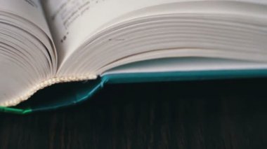 Yeni kitap dönüm, leafing ve kitap sayfaları