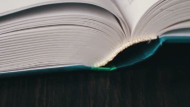 Yeni kitap dönüm, leafing ve kitap sayfaları