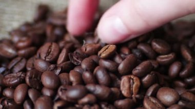 Kadın kahverengi tauch kahve çekirdekleri video döngü
