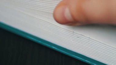 Yeni kitap dönüm, leafing ve kitap sayfaları