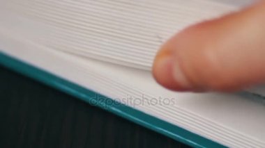 Yeni kitap dönüm, leafing ve kitap sayfaları