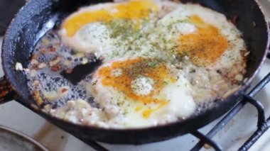 Kızarmış soğan, kıyma ve baharatları bir tavada omlet