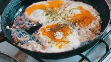 Kızarmış soğan, kıyma ve baharatları bir tavada omlet