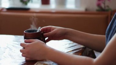 Buhar bir sabah bir kız içecekler