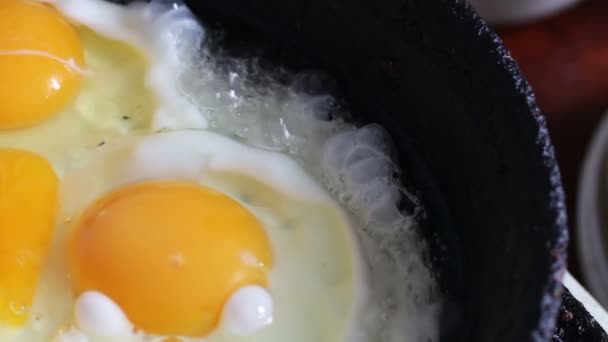 Voorbereiding gecodeerde eieren close-up op hete koekenpan — Stockvideo