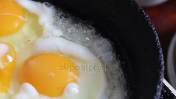 Sıcak tava üzerinde hazırlanması çırpılmış yumurta yakın çekim — Stok video