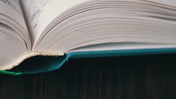 Nouvelles pages du livre tournant, feuilletant et livre 