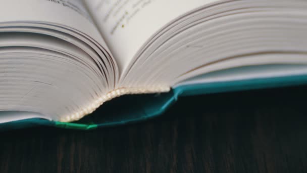 Nouvelles pages du livre tournant, feuilletant et livre 
