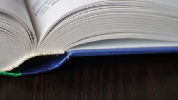 Nouvelles pages du livre tournant, feuilletant et livre 