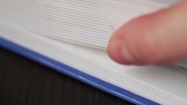 Gros plan feuilletage des pages nouveau livre de papier 