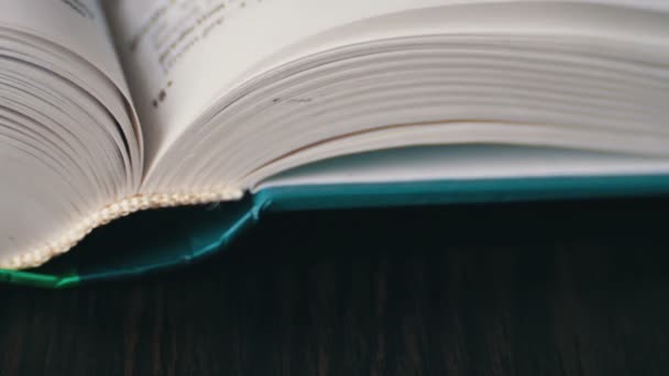 Nouvelles pages du livre tournant, feuilletant et livre 