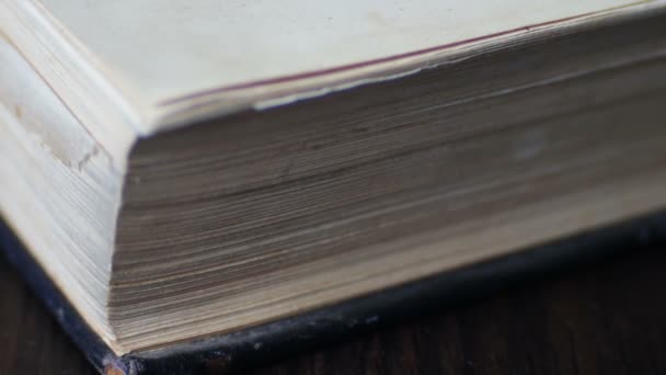 Vieux livre vintage avec des pages antiques tournant 