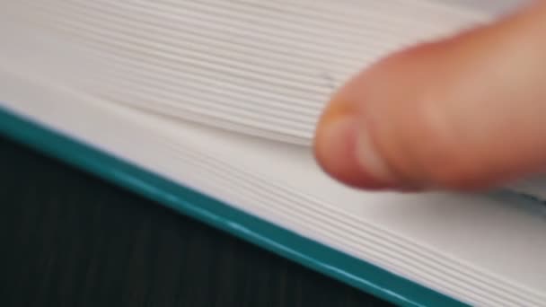 Nouvelles pages du livre tournant, feuilletant et livre 