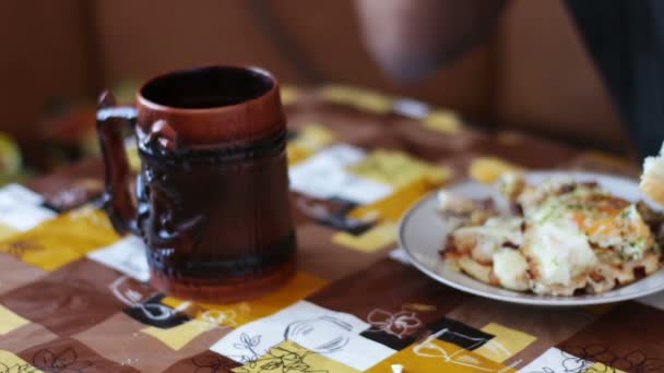 Az ember eszik breakfast reggeli tojás és erős ő otthon a konyhában — Stock videók