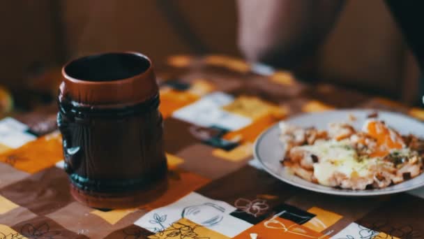 De man is het eten van ontbijt in de ochtend ei en sterk in zijn huis keuken time-lapse — Stockvideo