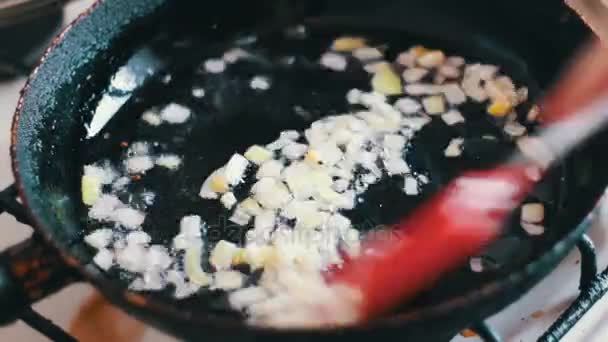 Posiekaną cebulką smażone w oleju roślinnym na patelni time-lapse — Wideo stockowe