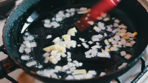 Cebolas picadas fritas em óleo vegetal na panela — Vídeo de Stock