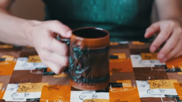 남자는 가정 부엌에서 아침 커피 음료 — 비디오