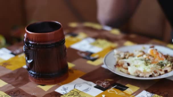 Ο άνδρας τρώει πρωινό στο αυγό πρωί και ισχυρή στην αρχική κουζίνα του time-lapse — Αρχείο Βίντεο