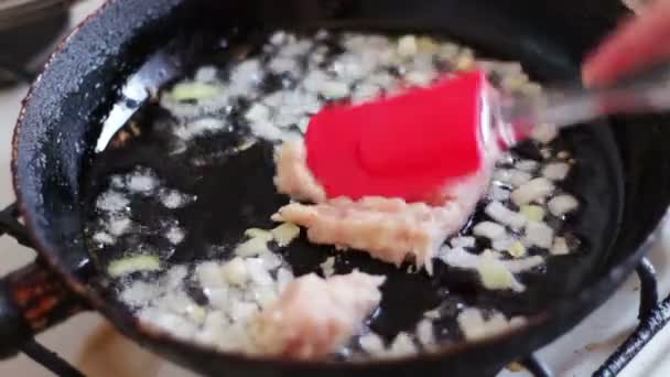 Cebolas picadas fritas com recheio de carne em óleo na panela — Vídeo de Stock