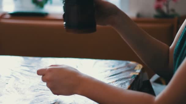 Een meisje drinkt een ochtend die is stomen — Stockvideo