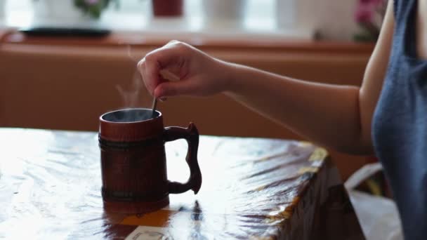 Een meisje drinkt een ochtend die is stomen — Stockvideo