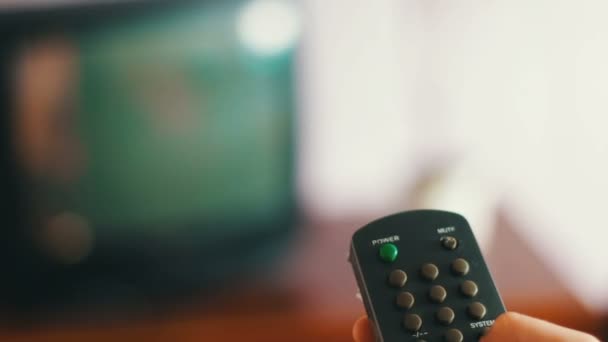 Перемикання каналів на телевізорі — стокове відео