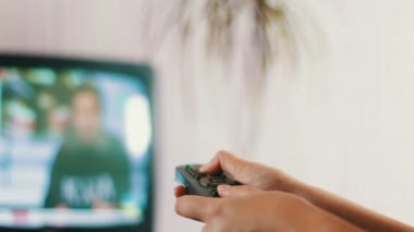 El uzaktan kumanda güç kapalı presler ve Tv'yi geçer