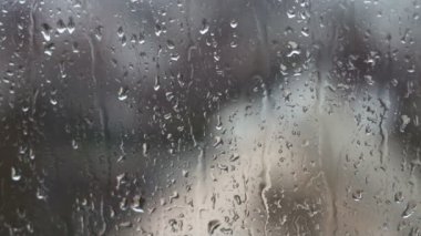 Ev pencerelerde yağmur damlaları.