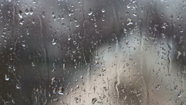 La lluvia cae sobre las ventanas del hogar . — Vídeo de stock